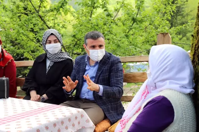 Vali Atay ve eşi şehit annelerini unutmadı