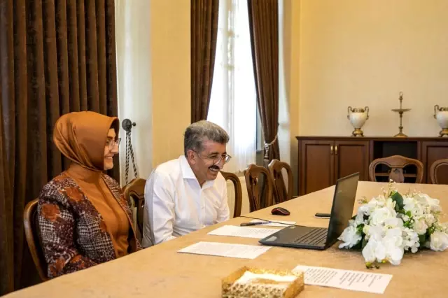 Van Valisi Mehmet Emin Bilmez ve eşi şehit ve engelli aileleriyle görüştü Van Valisi Mehmet Emin Bilmez ve eşi şehit ve engelli aileleriyle görüştü
