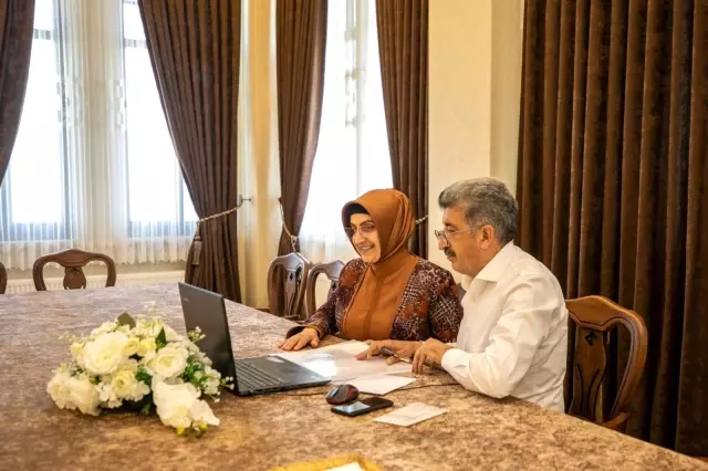 Van Valisi Mehmet Emin Bilmez ve eşi şehit ve engelli aileleriyle görüştü Van Valisi Mehmet Emin Bilmez ve eşi şehit ve engelli aileleriyle görüştü