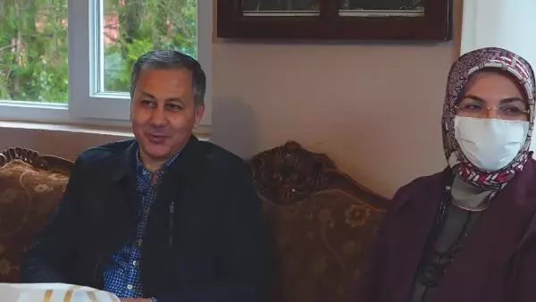 Vali Yerlikaya Anneler Günü'nde Şile'de 17 yıllık Muhtar Karakeskin'i ziyaret etti Vali Yerlikaya Anneler Günü'nde Şile'de 17 yıllık Muhtar Karakeskin'i ziyaret etti