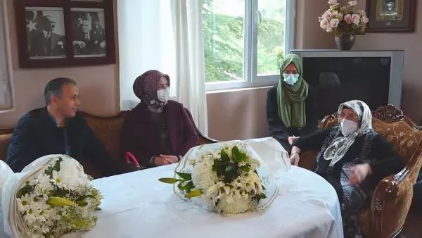 Vali Yerlikaya Anneler Günü'nde Şile'de 17 yıllık Muhtar Karakeskin'i ziyaret etti Vali Yerlikaya Anneler Günü'nde Şile'de 17 yıllık Muhtar Karakeskin'i ziyaret etti