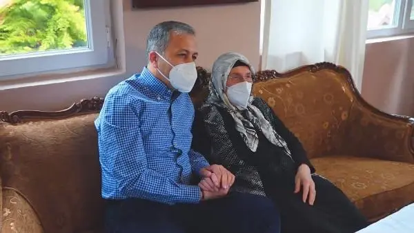 Vali Yerlikaya Anneler Günü'nde Şile'de 17 yıllık Muhtar Karakeskin'i ziyaret etti Vali Yerlikaya Anneler Günü'nde Şile'de 17 yıllık Muhtar Karakeskin'i ziyaret etti