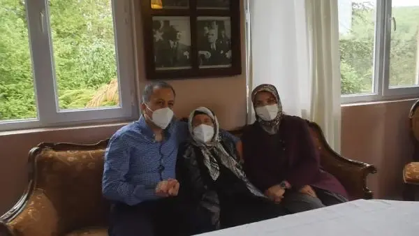 Vali Yerlikaya Anneler Günü'nde Şile'de 17 yıllık Muhtar Karakeskin'i ziyaret etti Vali Yerlikaya Anneler Günü'nde Şile'de 17 yıllık Muhtar Karakeskin'i ziyaret etti