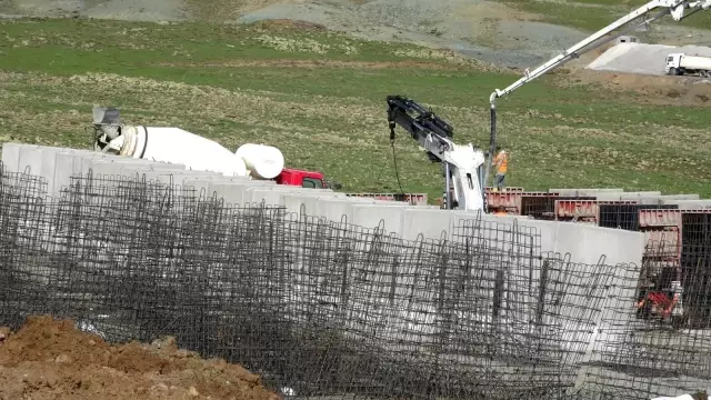 Van'ın İran sınırı 64 kilometrelik duvarla güçlendiriliyor Van'ın İran sınırı 64 kilometrelik duvarla güçlendiriliyor
