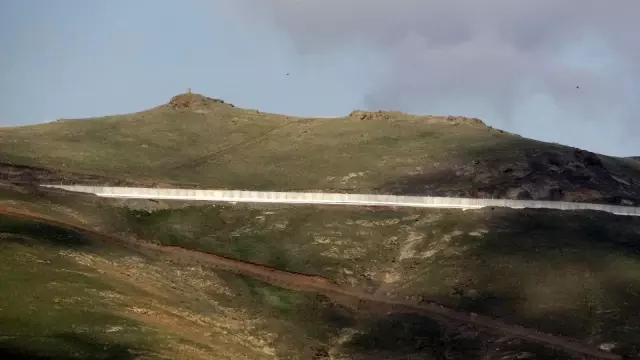 Van'ın İran sınırı 64 kilometrelik duvarla güçlendiriliyor Van'ın İran sınırı 64 kilometrelik duvarla güçlendiriliyor