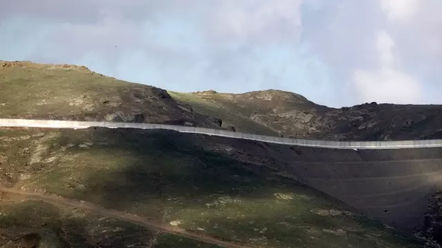 Van'ın İran sınırı 64 kilometrelik duvarla güçlendiriliyor Van'ın İran sınırı 64 kilometrelik duvarla güçlendiriliyor