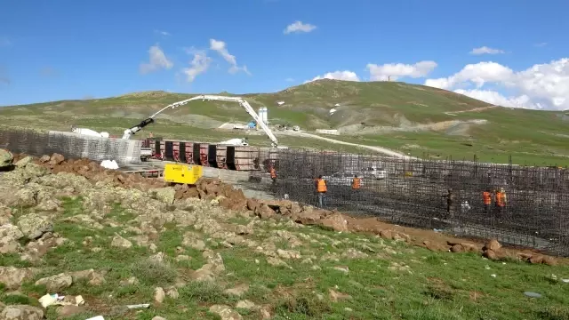 Van'ın İran sınırı 64 kilometrelik duvarla güçlendiriliyor Van'ın İran sınırı 64 kilometrelik duvarla güçlendiriliyor