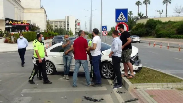 Son dakika haberleri: Yaralamalı trafik kazası sonrası 'kim haklı' tartışması Son dakika haberleri: Yaralamalı trafik kazası sonrası 'kim haklı' tartışması