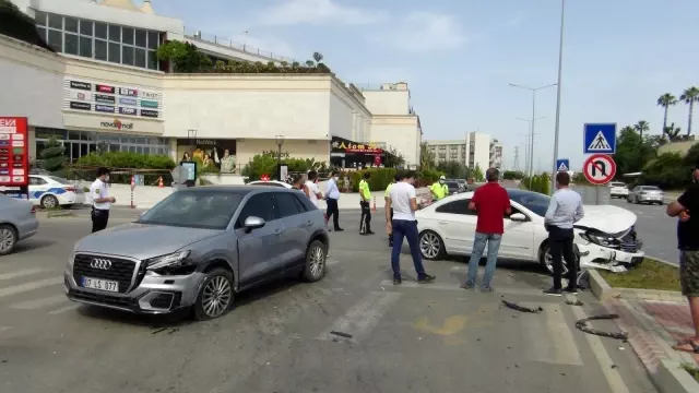 Son dakika haberleri: Yaralamalı trafik kazası sonrası 'kim haklı' tartışması Son dakika haberleri: Yaralamalı trafik kazası sonrası 'kim haklı' tartışması