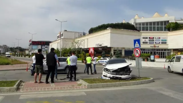 Son dakika haberleri: Yaralamalı trafik kazası sonrası 'kim haklı' tartışması Son dakika haberleri: Yaralamalı trafik kazası sonrası 'kim haklı' tartışması