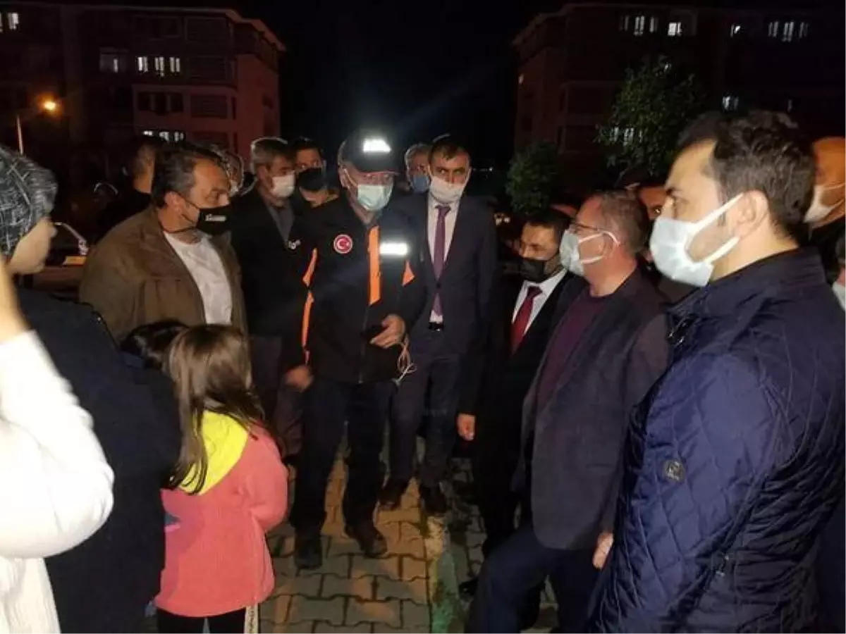 Yozgat'ta şiddetli rüzgar nedeniyle çatılar uçtu, 20 otomobilde hasar oluştu