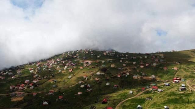 2 bin 182 rakımlı Sisdağı Yaylası kaçak yapı cenneti haline geldi! Yöre sakinleri 'Türkiye'nin 82. ili' olarak anıyor 2 bin 182 rakımlı Sisdağı Yaylası kaçak yapı cenneti haline geldi! Yöre sakinleri 'Türkiye'nin 82. ili' olarak anıyor