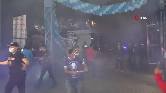 Adana Demirspor, tesislerde havai fişek gösterisi ve konfetilerle karşılandı Adana Demirspor, tesislerde havai fişek gösterisi ve konfetilerle karşılandı