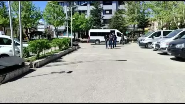 AFYONKARAHİSAR - 3 ildeki dolandırıcılık operasyonunda gözaltına alınan 6 zanlı tutuklandı AFYONKARAHİSAR - 3 ildeki dolandırıcılık operasyonunda gözaltına alınan 6 zanlı tutuklandı