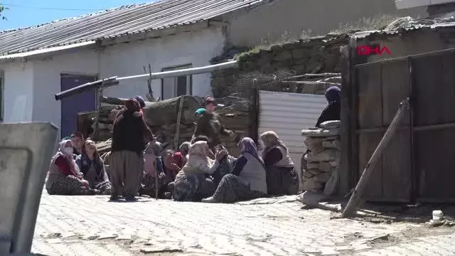 AFYONKARAHİSAR'DA HUSUMETLİLERİN SİLAHLI KAVGASINDA 2 ÖLÜ, 4 GÖZALTI AFYONKARAHİSAR'DA HUSUMETLİLERİN SİLAHLI KAVGASINDA 2 ÖLÜ, 4 GÖZALTI