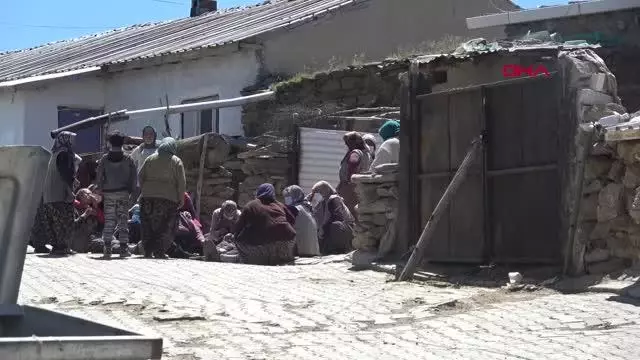 AFYONKARAHİSAR'DA HUSUMETLİLERİN SİLAHLI KAVGASINDA 2 ÖLÜ, 4 GÖZALTI AFYONKARAHİSAR'DA HUSUMETLİLERİN SİLAHLI KAVGASINDA 2 ÖLÜ, 4 GÖZALTI