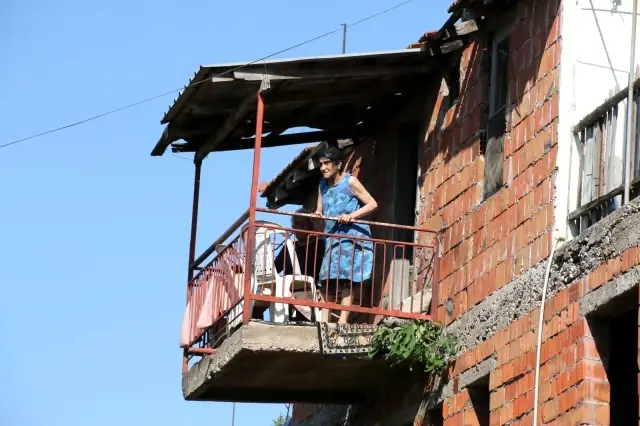 Antalya'da evleri yanan biri işitme engelli yaşlı çiftin korku dolu anları Antalya'da evleri yanan biri işitme engelli yaşlı çiftin korku dolu anları
