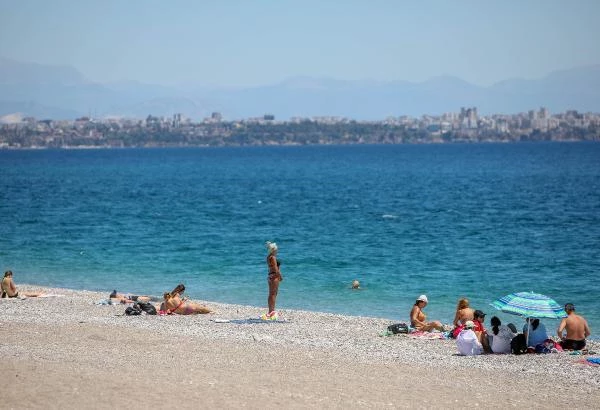 Antalya'da turistlerin sahil keyfi