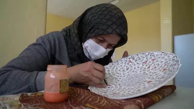 Atölyeye dönüştürülen kurs binaları çinici kadınların ekmek teknesi oldu Atölyeye dönüştürülen kurs binaları çinici kadınların ekmek teknesi oldu