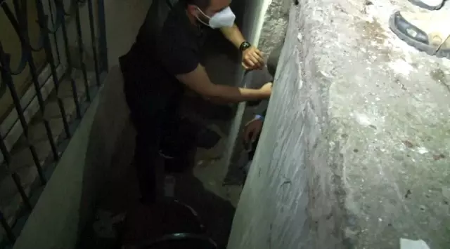 Son dakika haber! Bağcılar'da kumar baskın: Polisten kaçmak için kömürlüğe saklandı Son dakika haber! Bağcılar'da kumar baskın: Polisten kaçmak için kömürlüğe saklandı