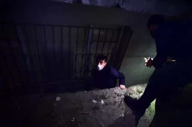 Son dakika haber! Bağcılar'da kumar baskın: Polisten kaçmak için kömürlüğe saklandı Son dakika haber! Bağcılar'da kumar baskın: Polisten kaçmak için kömürlüğe saklandı
