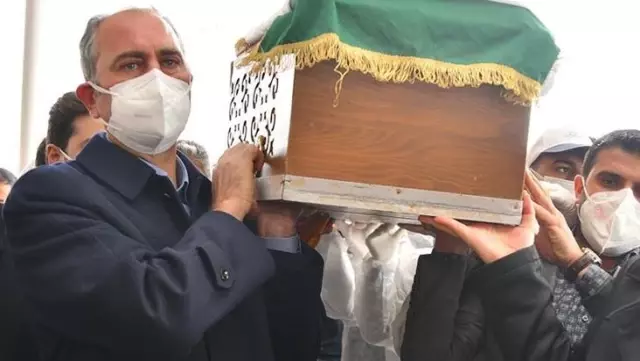 Bakan olsan da değişmiyor! Annesini geçen ay kaybeden Abdulhamit Gül'den duygusal Anneler Günü paylaşımı Bakan olsan da değişmiyor! Annesini geçen ay kaybeden Abdulhamit Gül'den duygusal Anneler Günü paylaşımı