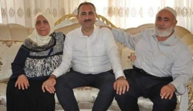 Bakan olsan da değişmiyor! Annesini geçen ay kaybeden Abdulhamit Gül'den duygusal Anneler Günü paylaşımı Bakan olsan da değişmiyor! Annesini geçen ay kaybeden Abdulhamit Gül'den duygusal Anneler Günü paylaşımı