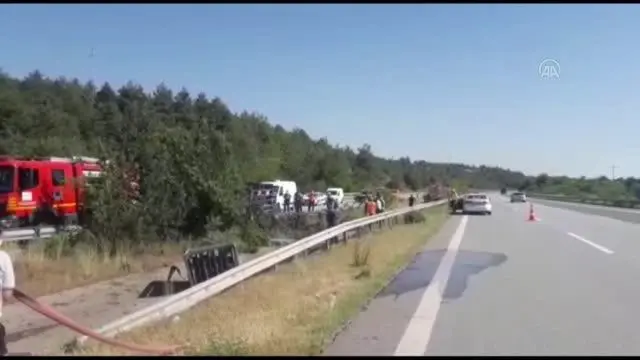 Son dakika... Bariyere çarparak devrilen kamyonun sürücüsü öldü