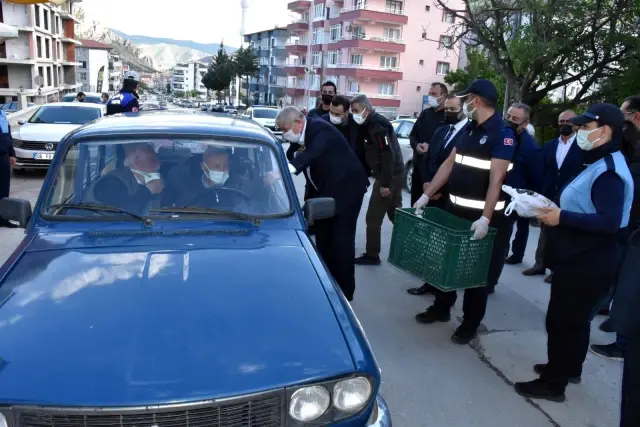 Başkan Sarı'dan halka çat kapı pide ikramı Başkan Sarı'dan halka çat kapı pide ikramı