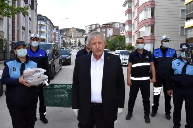 Başkan Sarı'dan halka çat kapı pide ikramı Başkan Sarı'dan halka çat kapı pide ikramı