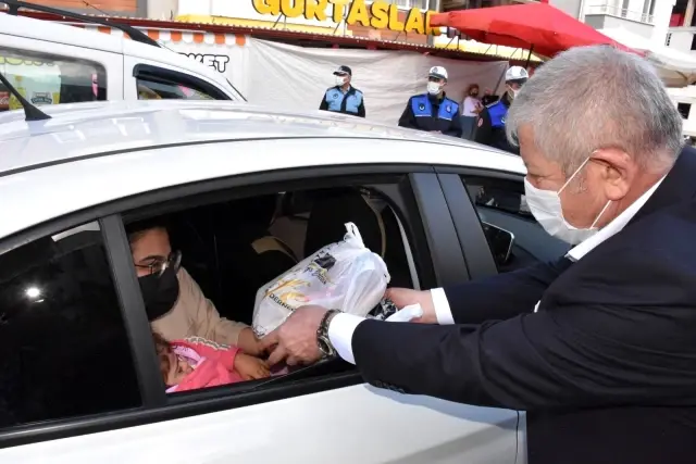 Başkan Sarı'dan halka çat kapı pide ikramı Başkan Sarı'dan halka çat kapı pide ikramı