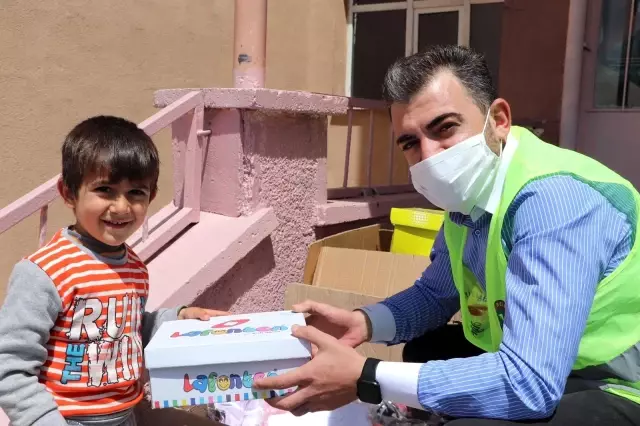 Başkan Sayan 250 çocuğa bayramlık dağıttı Başkan Sayan 250 çocuğa bayramlık dağıttı