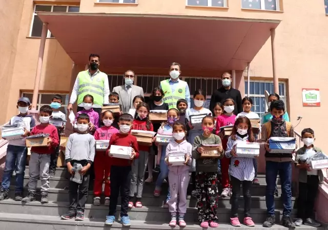 Başkan Sayan 250 çocuğa bayramlık dağıttı Başkan Sayan 250 çocuğa bayramlık dağıttı