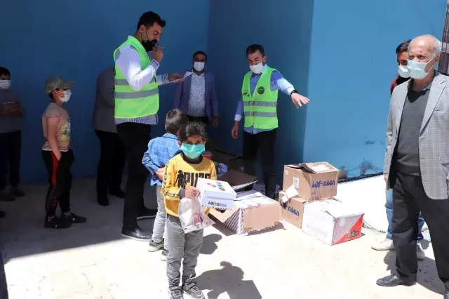Başkan Sayan 250 çocuğa bayramlık dağıttı Başkan Sayan 250 çocuğa bayramlık dağıttı