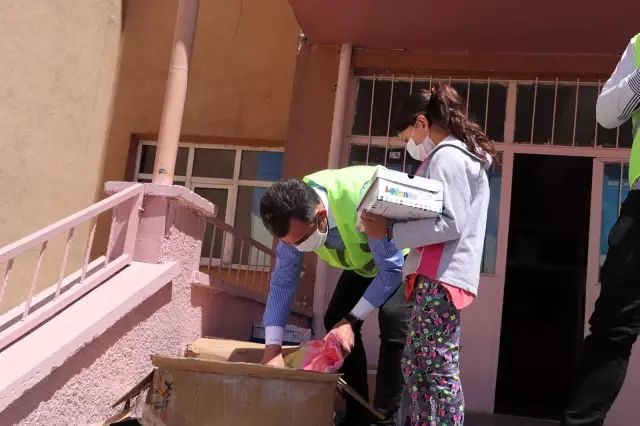 Başkan Sayan 250 çocuğa bayramlık dağıttı Başkan Sayan 250 çocuğa bayramlık dağıttı
