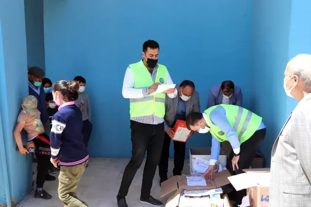 Başkan Sayan 250 çocuğa bayramlık dağıttı Başkan Sayan 250 çocuğa bayramlık dağıttı