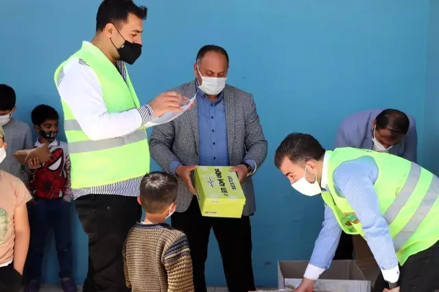 Başkan Sayan 250 çocuğa bayramlık dağıttı Başkan Sayan 250 çocuğa bayramlık dağıttı