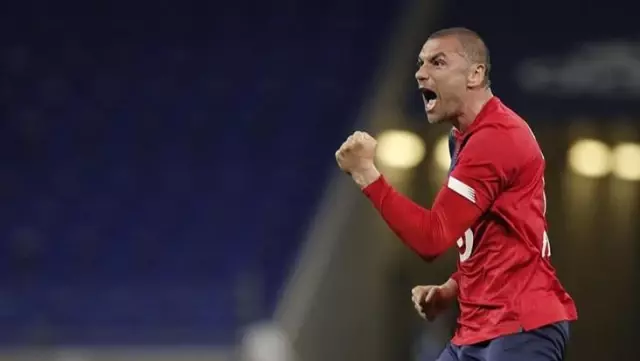 Burak Yılmaz'ın Lyon'a frikiği Nisan ayının en güzel golü seçildi Burak Yılmaz'ın Lyon'a frikiği Nisan ayının en güzel golü seçildi