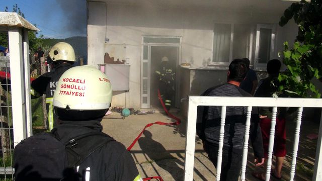 cakmakla oynayan 5 yasindaki cocuk evi kule 10 14122741 o