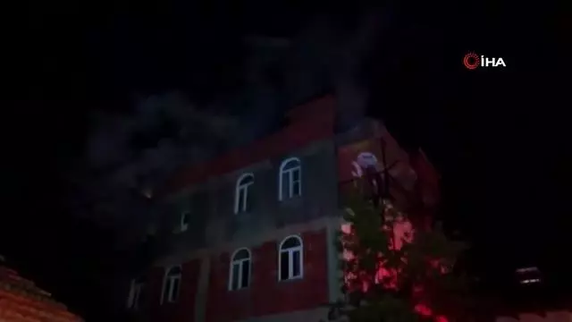 Çatı yangını paniğe neden oldu Çatı yangını paniğe neden oldu