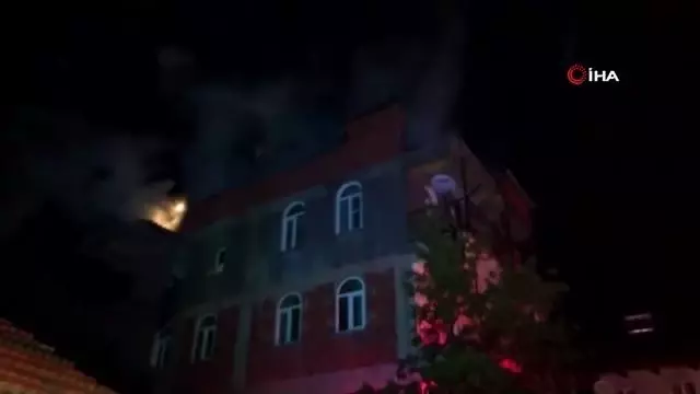 Çatı yangını paniğe neden oldu Çatı yangını paniğe neden oldu