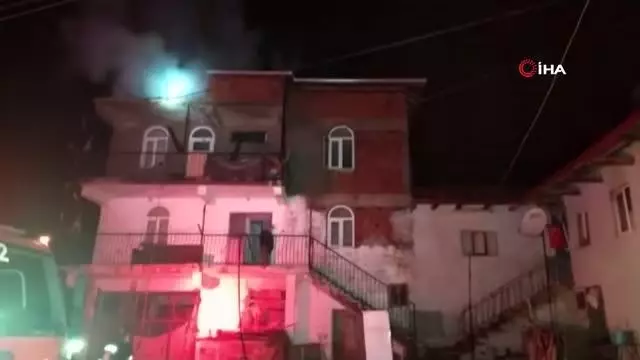 Çatı yangını paniğe neden oldu Çatı yangını paniğe neden oldu