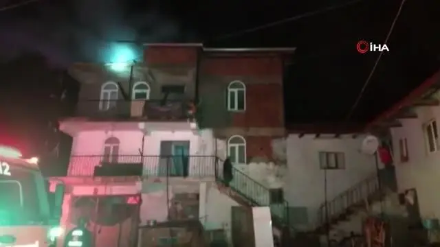 Çatı yangını paniğe neden oldu Çatı yangını paniğe neden oldu