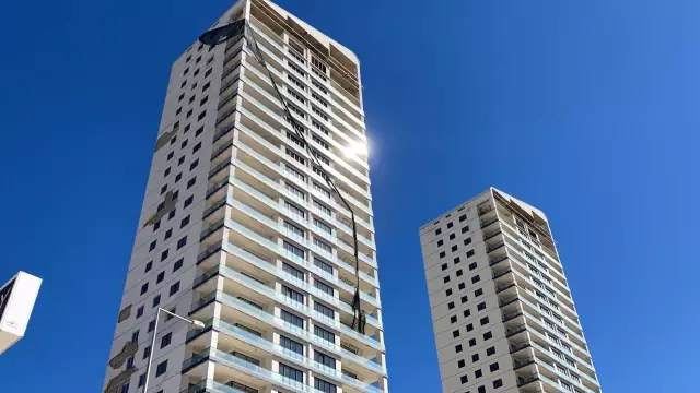 Elazığ'da 28 katlı bina, fırtına ile tehlike oluşturdu şeritle yollar kapatıldı Elazığ'da 28 katlı bina, fırtına ile tehlike oluşturdu şeritle yollar kapatıldı