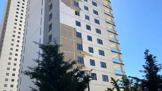 Elazığ'da 28 katlı bina, fırtına ile tehlike oluşturdu şeritle yollar kapatıldı Elazığ'da 28 katlı bina, fırtına ile tehlike oluşturdu şeritle yollar kapatıldı