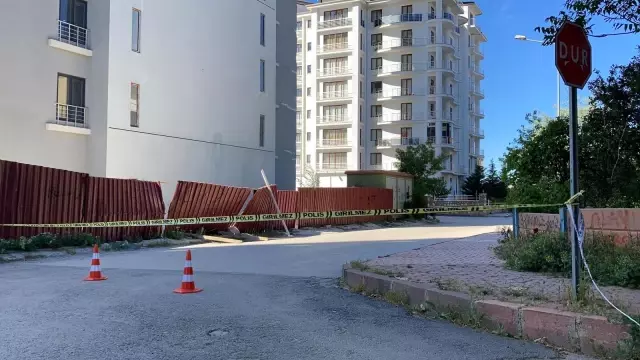 Elazığ'da 28 katlı bina, fırtına ile tehlike oluşturdu şeritle yollar kapatıldı Elazığ'da 28 katlı bina, fırtına ile tehlike oluşturdu şeritle yollar kapatıldı