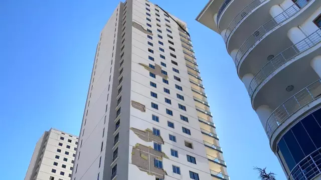 Elazığ'da 28 katlı bina, fırtına ile tehlike oluşturdu şeritle yollar kapatıldı Elazığ'da 28 katlı bina, fırtına ile tehlike oluşturdu şeritle yollar kapatıldı