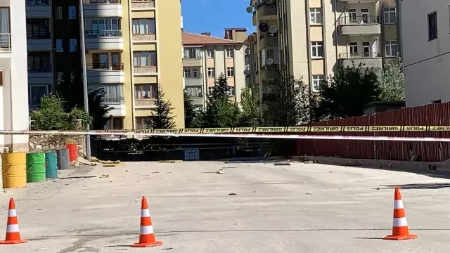 Elazığ'da 28 katlı bina, fırtına ile tehlike oluşturdu şeritle yollar kapatıldı Elazığ'da 28 katlı bina, fırtına ile tehlike oluşturdu şeritle yollar kapatıldı