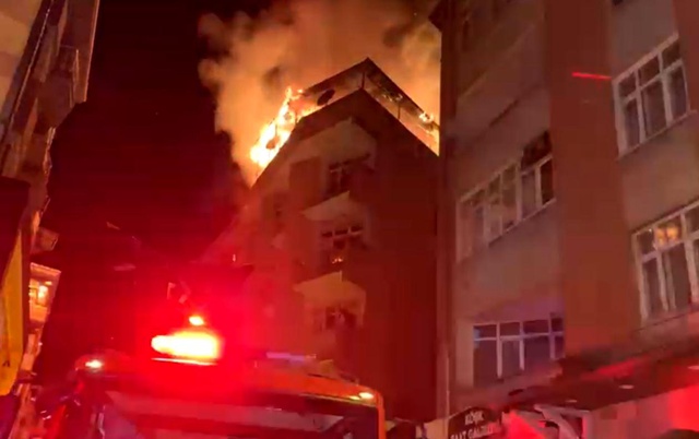 Elazığ'da 5 katlı binanın çatısı alevlere teslim oldu Elazığ'da 5 katlı binanın çatısı alevlere teslim oldu