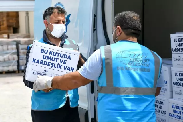 Esenyurt'ta gıda kolisi ve sıcak yemek dağıtımları devam ediyor Esenyurt'ta gıda kolisi ve sıcak yemek dağıtımları devam ediyor